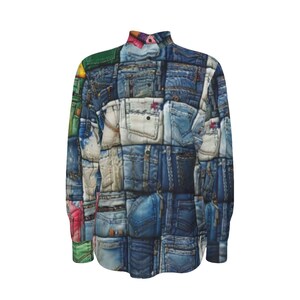 Può includere: Una camicia a maniche lunghe con bottoni e un design a patchwork realizzato con diversi tessuti in denim. La camicia presenta una varietà di tasche e cuciture in denim blu.