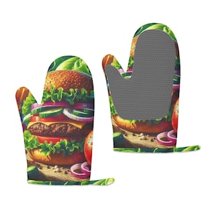 Puede incluir: Un par de guantes para horno con un diseño de hamburguesa colorido. Los guantes son verdes, rojos, amarillos y marrones con una hamburguesa, lechuga, tomate, cebolla y pepinillo. Los guantes tienen un forro gris resistente al calor.