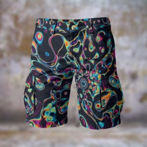 Puede incluir: Pantalones cortos tipo cargo con base negra y un vibrante patrón psicodélico de remolinos líquidos multicolores en tonos azul neón, amarillo, naranja y morado. Los pantalones incluyen cierre de botón, trabillas para cinturón y dos bolsillos cargo.