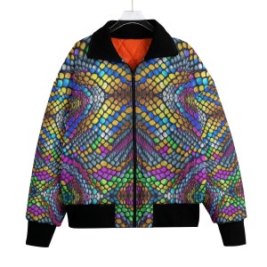 Op de afbeelding: Een zwarte bomberjack met een kleurrijk slangenhuidpatroon. De jas heeft een ritssluiting en een geribbelde kraag, manchetten en zoom.