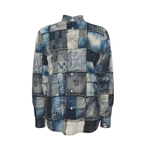 Può includere: Una camicia a maniche lunghe con bottoni e un design a patchwork realizzato con diverse tonalità di denim blu.