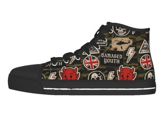 Tênis de cano alto masculino de lona com patches de camuflagem de demônios, estilo retrô punk rock, música, áudio, código QR, streetwear interativo, clássico, com cadarço e adesivos.