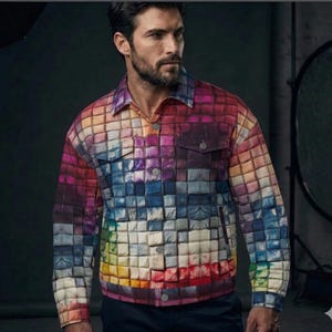 Peut inclure: Veste matelassée aux couleurs vives avec un motif pixélisé unique. La veste est dotée d'une fermeture boutonnée, de deux poches poitrine et d'un col. La palette de couleurs comprend des nuances de rouge, de bleu, de violet, de jaune et de vert.