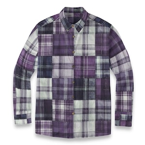 Peut inclure: Une chemise boutonnée à manches longues avec un motif patchwork. La chemise présente une variété de motifs à carreaux violets, blancs et bleu marine. La chemise a un col boutonné et des poignets boutonnés.