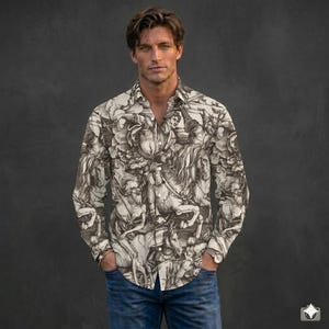 Op de afbeelding: Een overhemd met lange mouwen en knoopsluiting, voorzien van een gedetailleerde, monochrome illustratie in vintage-stijl met figuren te paard en klassieke scènes. Het overhemd heeft een standaard kraag, een knoopsluiting aan de voorzijde en een blauwe spijkerbroek.