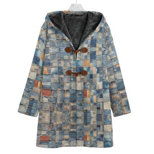 Peut inclure: Une veste à capuche bleu et marron en patchwork avec une doublure en polaire. La veste a une fermeture à boutons et une coupe longue et ample.