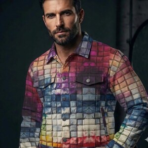 Puede incluir: Chaqueta acolchada multicolor con un patrón cuadrado. La chaqueta tiene una parte delantera abotonada, dos bolsillos en el pecho y un cuello. La paleta de colores incluye tonos de azul, morado, rojo y amarillo.