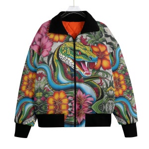 Może przedstawiać: Czarna kurtka bomberowa z kolorowym nadrukiem węża i kwiatów. Wąż jest zielony, niebieski i żółty, a kwiaty są różowe, czerwone, pomarańczowe i żółte.
