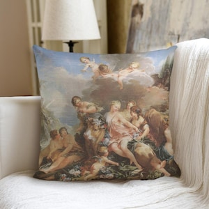Può includere: Cuscino quadrato con un dipinto classico raffigurante cherubini, figure e un paesaggio. L'opera d'arte è realizzata con colori pastello tenui, con un focus sulle figure e sul cielo. Il cuscino è posto su una superficie bianca.