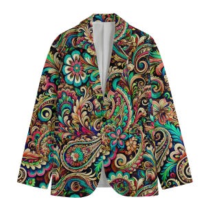 Puede incluir: Una chaqueta con un estampado paisley colorido en tonos de azul, verde, amarillo, rosa y rojo. La chaqueta tiene un cierre de un botón y una solapa de muesca.