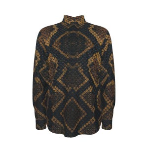 Può includere: Una camicia a maniche lunghe con collo alto. La camicia presenta un motivo ripetuto che ricorda la pelle di serpente. I colori sono principalmente nero, marrone e oro, creando un aspetto strutturato e simile a un rettile. Un capo di moda unico.