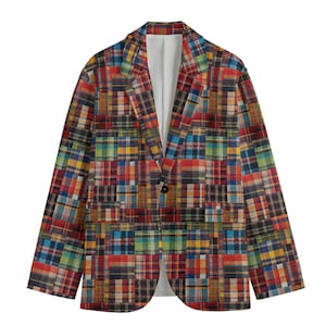Puede incluir: Una chaqueta de traje de cuadros multicolor con cierre de un botón. La chaqueta está hecha de un mosaico de diferentes telas de cuadros en tonos de rojo, azul, verde, amarillo y negro.
