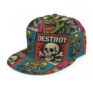 Op de afbeelding: Een pet met platte klep met een kleurrijk grafisch ontwerp. De pet heeft een herhalend patroon van schedels, skateboardende skeletten en het woord "DESTROY". Het kleurenpalet omvat rood, blauw, geel, groen en roze.