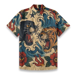 以下が含まれることがあります： ヴィンテージのタトゥーをモチーフにしたデザインの半袖ボタンダウンシャツ。シャツには、黒いパンサーと虎が描かれており、背景には赤いバラ、炎、青い波が描かれている。