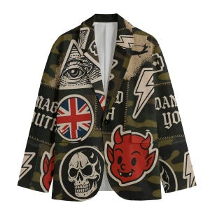 Puede incluir: Blazer con estampado de camuflaje con varios parches, incluyendo una bandera británica, una calavera, un diablo y rayos. El blazer tiene un interior blanco y un botón negro.