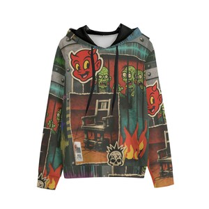 Puede incluir: Una sudadera con capucha con un diseño de collage que presenta diablos de dibujos animados, zombis, una silla eléctrica y llamas. El diseño incorpora una variedad de colores, incluyendo rojo, verde y gris, creando una estética audaz y llamativa.