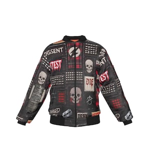 Puede incluir: Chaqueta bomber negra con un diseño de patchwork con calaveras, tachuelas y detalles de cuadros rojos. La chaqueta tiene las palabras "Dissent", "Test" y "Die" impresas. La chaqueta tiene cuello, puños y dobladillo negros.