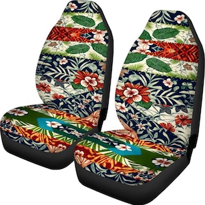 Puede incluir: Dos fundas de asiento de coche negras con un estampado floral tropical colorido. El estampado presenta flores y hojas rojas, naranjas, amarillas, verdes, azules y blancas sobre un fondo crema.