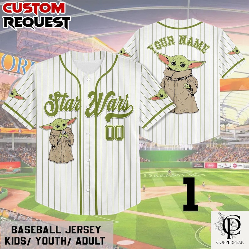 Puede incluir: Una camiseta de b&eacute;isbol blanca con rayas diplom&aacute;ticas de color verde oliva, con el texto Star Wars y el n&uacute;mero 00 en la parte delantera, y un gr&aacute;fico de una criatura verde con t&uacute;nica beige delante y detr&aacute;s. La espalda incluye el texto YOUR NAME.