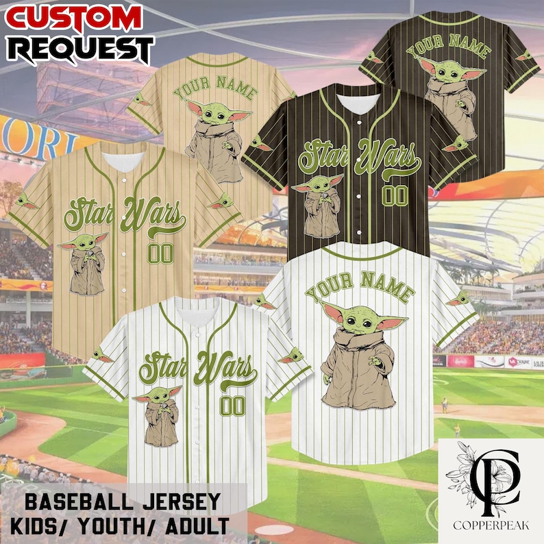 Puede incluir: Una colecci&oacute;n de camisetas de b&eacute;isbol con patr&oacute;n de rayas, el texto Star Wars, el n&uacute;mero 00 y un gr&aacute;fico de una criatura verde con t&uacute;nica beige. Las camisetas est&aacute;n disponibles en beige, blanco y marr&oacute;n oscuro con detalles en verde.