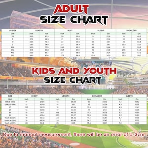 Puede incluir: Una tabla de tallas para adultos y una tabla de tallas para ni&ntilde;os y j&oacute;venes sobre un fondo de estadio de b&eacute;isbol. Las tablas enumeran medidas en pulgadas y cent&iacute;metros para largo, busto, pecho, manga y hombro. El texto indica un margen de error de 1-3 cm.