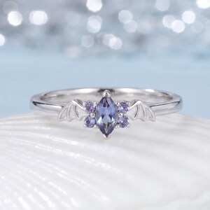 Fladdermusvinge Marquise Alexandrit Löftesring Vitt guld Kluster Gotisk Elegant Ring Unik Födelsestensring Personlig Statement Ring för Henne