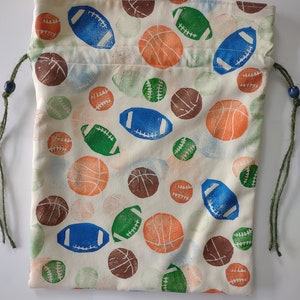 Borsa regalo in tessuto con coulisse, stampata a mano e realizzata a mano, palline sportive stampate a mano, materiali riciclati, borsa riutilizzabile, ideale come regalo per un bambino.