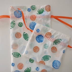 Borsa regalo con coulisse, borsa regalo in tessuto fatta a mano, palline sportive per bambini, borsa regalo riutilizzabile per bambini, materiali riciclati, borsa con coulisse, 2 misure