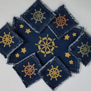 Handgefertigtes Tischläufer- und Untersetzer-Set aus Denim: Goldene Bootsrad-Schablone