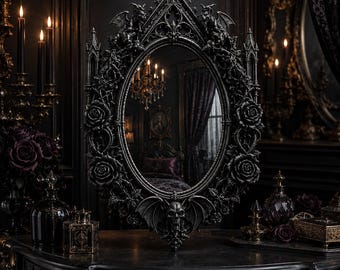 Pode incluir: Um espelho oval preto com uma moldura ornamentada decorada com rosas esculpidas, torres arquitetónicas góticas, gárgulas aladas no topo e um crânio central com asas de morcego na base, criando uma estética escura e altamente detalhada.
