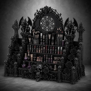 Peut inclure: Un organisateur de maquillage noir à plusieurs niveaux avec des détails architecturaux gothiques, notamment des gargouilles, des crânes et des roses. La structure comprend une fenêtre circulaire centrale, des étagères pour rouges à lèvres, pinceaux et palettes.