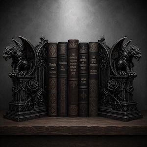 Peut inclure: Une paire de serre-livres noirs de style gothique représentant des gargouilles ailées perchées sur des piédestaux ornés de roses, maintenant cinq livres classiques à couverture rigide, dont Dracula, Frankenstein et Le Portrait de Dorian Gray.