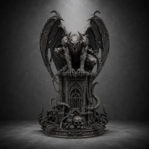 Può includere: Una statua di gargoyle grigio scuro con grandi ali spiegate, accovacciata sopra un piedistallo dettagliato. La base presenta una collezione di teschi umani, intricati archi architettonici gotici e catene di metallo appese.