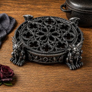 Salvamanteles de gárgola gótica STL / Soporte para olla caliente estilo catedral / Decoración de cocina redonda / Protector de mesa gótico imprimible en 3D