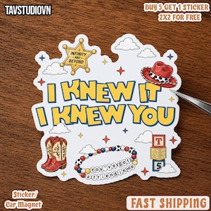 K&ouml;nnte beinhalten: Ein wei&szlig;er, konturgestanzter Aufkleber mit dem gelben Text I KNEW IT I KNEW YOU, einem goldenen Sheriffstern mit INFINITY AND BEYOND, einem roten Cowboyhut, rot-wei&szlig;en Cowboystiefeln, einem Perlenarmband mit YOU'VE GOT A FRIEND IN ME und Buchstabenw&uuml;rfeln.