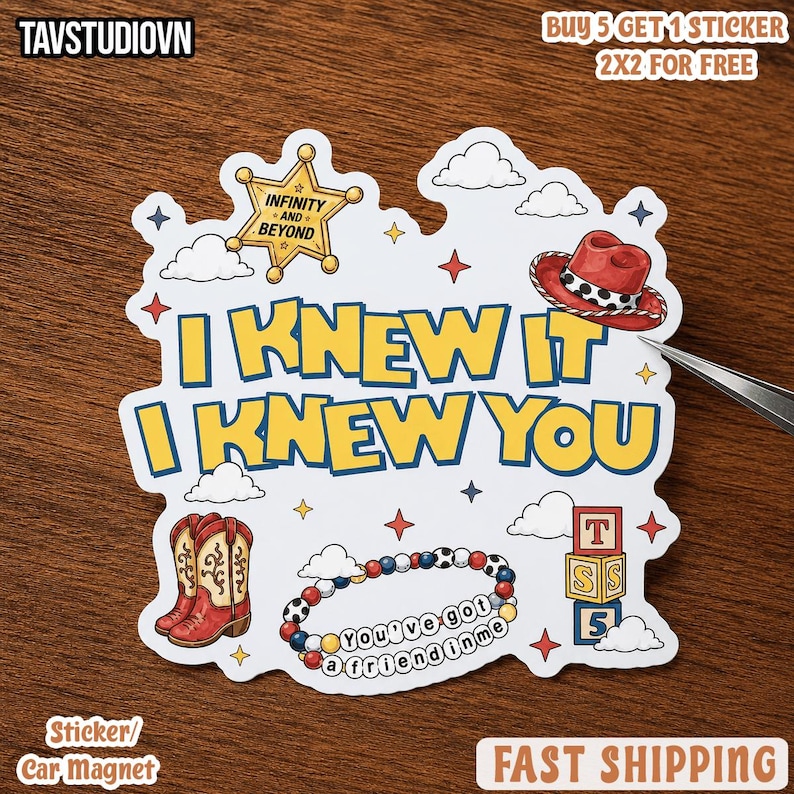 K&ouml;nnte beinhalten: Ein wei&szlig;er, konturgestanzter Aufkleber mit dem gelben Text I KNEW IT I KNEW YOU, einem goldenen Sheriffstern mit INFINITY AND BEYOND, einem roten Cowboyhut, rot-wei&szlig;en Cowboystiefeln, einem Perlenarmband mit YOU'VE GOT A FRIEND IN ME und Buchstabenw&uuml;rfeln.