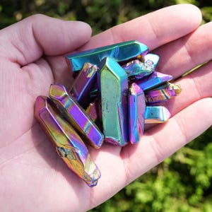 Rainbow Aura Quartz Raw Crystal Point Lösa Pärlor: Titanbelagda Grova Quartz Stick Hängsmycken, DIY Smyckestillverkning