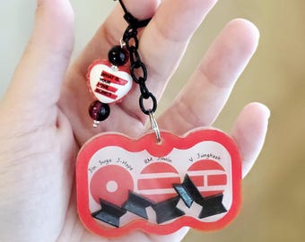 Roter Arirang Tour Acryl-Schlüsselanhänger mit Schüttelmechanismus | Mini-Logo-Füller & Herzanhänger