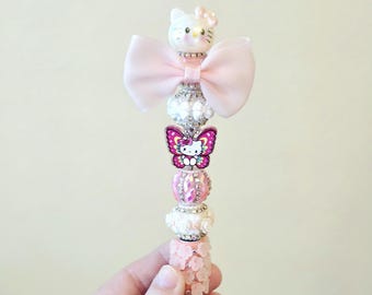 Kawaii-Kugelschreiber mit rosa Schmetterlingsmotiv und Perlen | Schreibstift mit Stoffschleife und floralem Griff