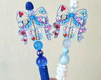 BT21-inspirierter Charakter mit Shaker-Schleife, Acrylperlenstift | Blau & Weiß