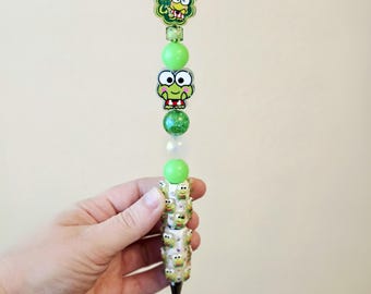 Niedlicher grüner Frosch-Kugelschreiber mit Perlen | Acryl-Motiv und gemusterter Griff
