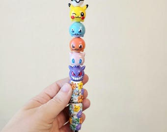 Pokémon-inspirierter Kugelschreiber mit gestapelten Perlen | Pokéball-Aufsatz & gemusterter Griff