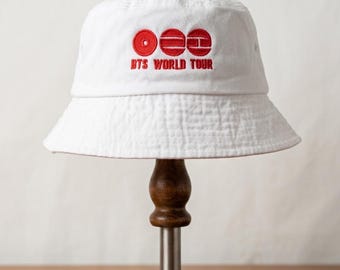 Haftowany, sprany kapelusz typu bucket hat inspirowany światową trasą koncertową Arirang BTS