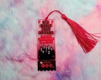 Rotes Lesezeichen aus Kunstharz mit Quaste in Form eines Tickets für die K-Pop-Welttournee | Acryl-Lesezeichen