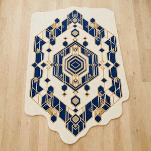 Peut inclure: Un tapis de couleur crème avec une forme organique irrégulière présentant un motif géométrique symétrique en bleu profond et doré. Le design se compose d'hexagones imbriqués, de lignes angulaires nettes et de motifs en losange.