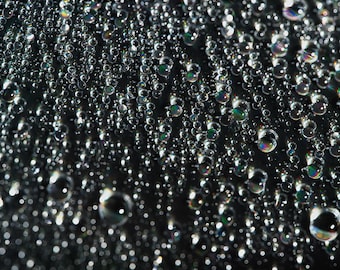Wasserblasen Makro Fotografie, Regenbogen Acrylglasbild & Fine Art Poster Schwarz