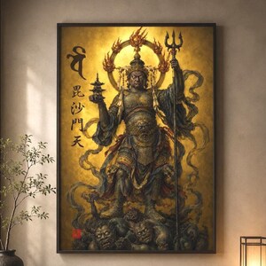 Op de afbeelding: Een ingelijste wandkunstprint met een woeste godheid in gouden harnas die een miniatuurpagode en een drietand vasthoudt, omringd door vlammen en staand op demonische figuren. Het kunstwerk bevat verticale Japanse kalligrafie en een rood zegel.