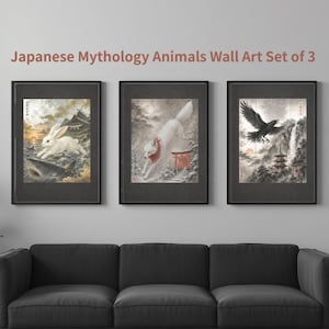 以下が含まれることがあります： Japanese Mythology Animals Wall Art Set of 3と題された3枚の額入りウォールアートセット。白いウサギ、赤いスカーフを巻いた白いキツネ、黒いカラスが描かれており、それぞれ日本のモチーフを取り入れた詳細な風景画となっています。