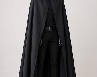 Czarny płaszcz z kapturem, średniowieczna gotycka szata fantasy, kostium cosplay do LARP-a.