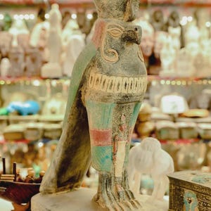Zeer zeldzaam standbeeld van groot beeld van de valkvogelgod Horus, gemaakt in Egypte